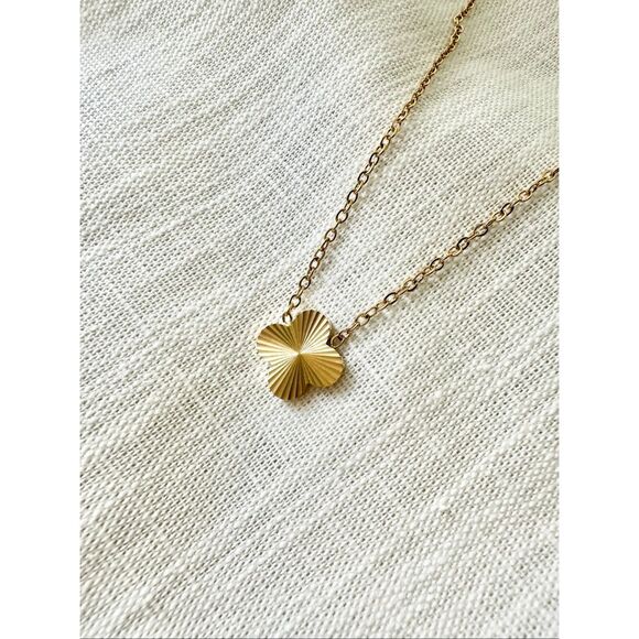 Four leaf clover gold color necklace - Picture 1 of 4